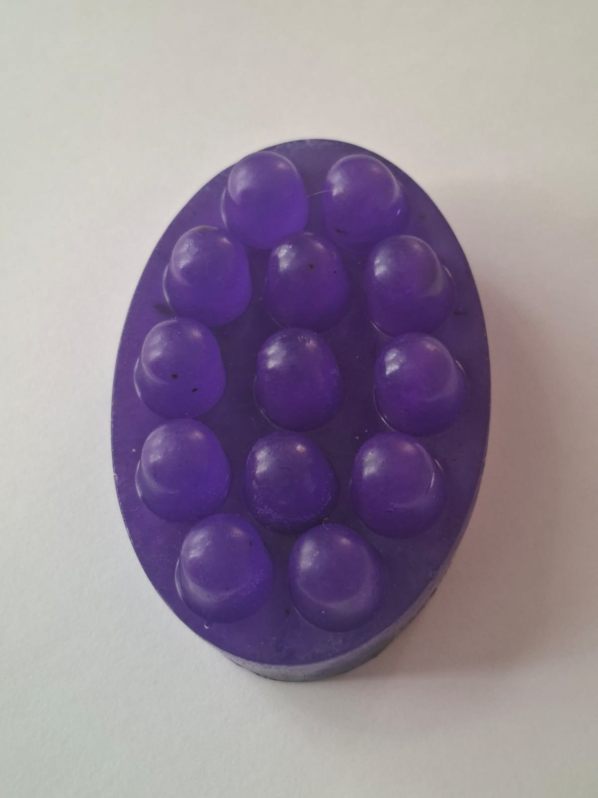 Jabón de lavanda con flores, sobre fondo neutro